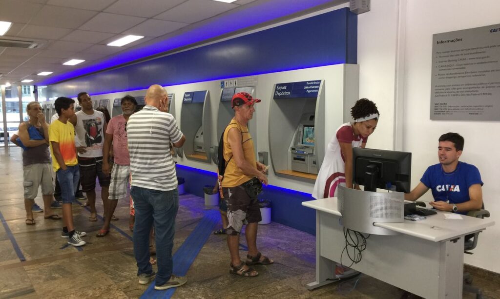 telefone. A central retornará com o atendimento neste sábado (2), das 7 horas às