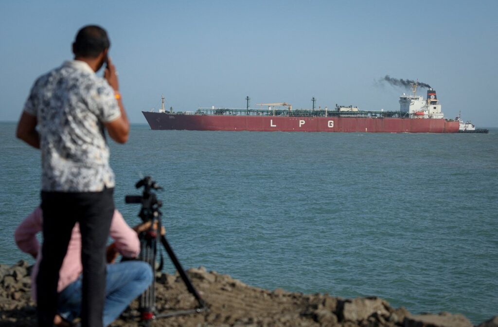 to de Mundra via Estreito de Ormuz, em meio ao conflito entre EUA e Israel com o