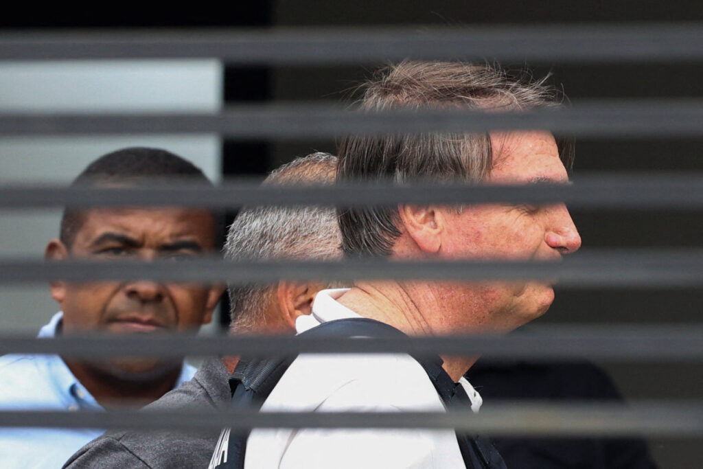 maioria da Corte por tramar um golpe para permanecer no poder após perder a elei