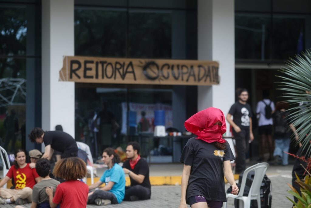 FELIPE RAU/ESTADu00c3O CONTEu00daDO","created_timestamp":"1778248715","copyright":"Copyright u00a