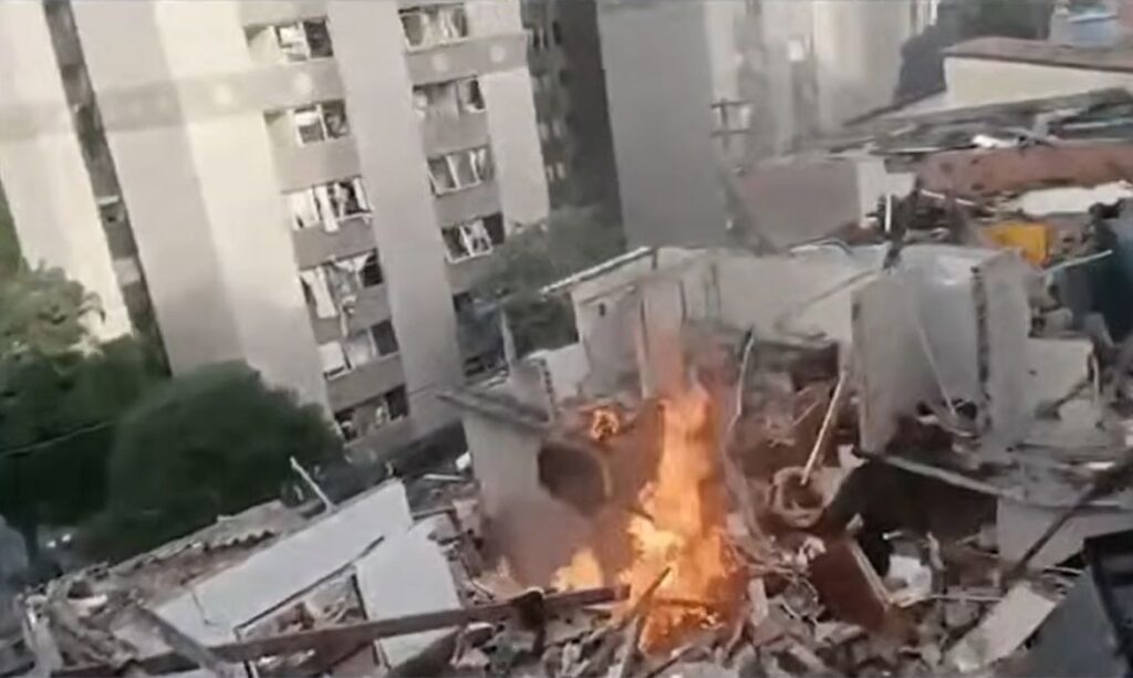 ta-voz do Corpo de Bombeiros, era um homem de 45 anos. Os Bombeiros ainda trabal