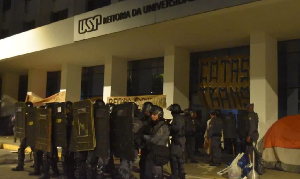 PM. PM retira estudantes da reitoria da USP. Durante o ato, os vereadores Rubinh