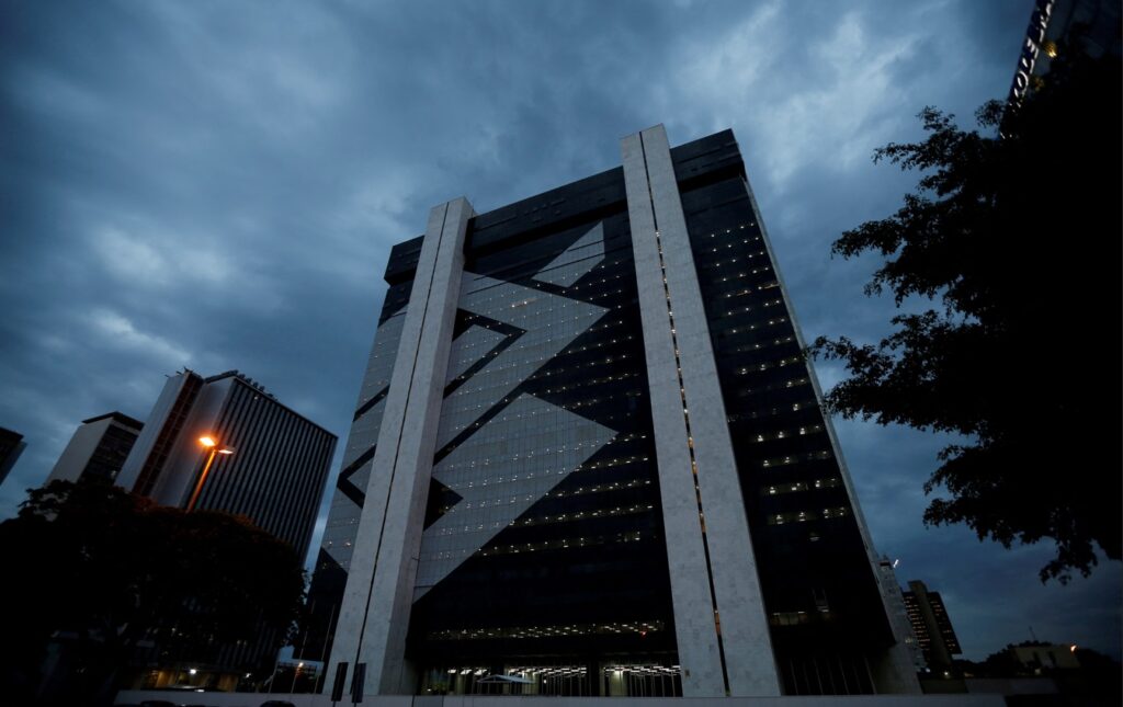 ada de balanços de bancões após o encerramento do pregão desta quarta-feira (13)