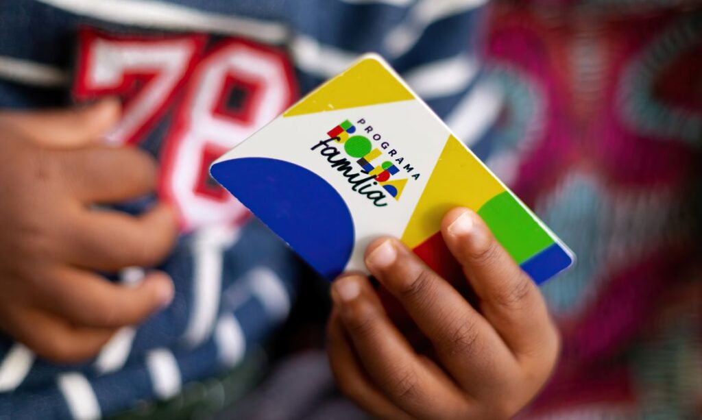 meio da loja Google Play para as mais de 19 milhões de famílias beneficiárias. N
