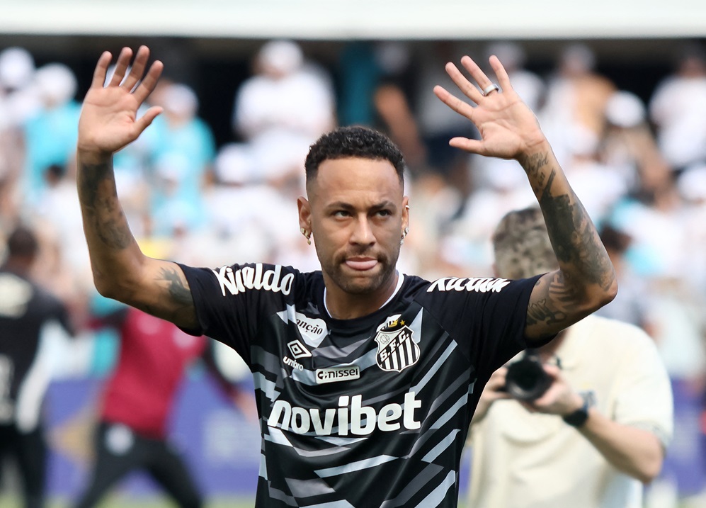 15 de março de 2026 Neymar, do Santos, durante o aquecimento antes da partida REUTERS/Thiago Bernardes