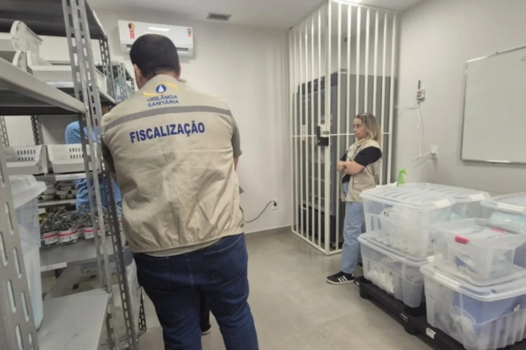 Foto colorida de agentes da Anvisa em fábrica de medicamentos irregular - Metrópoles.
