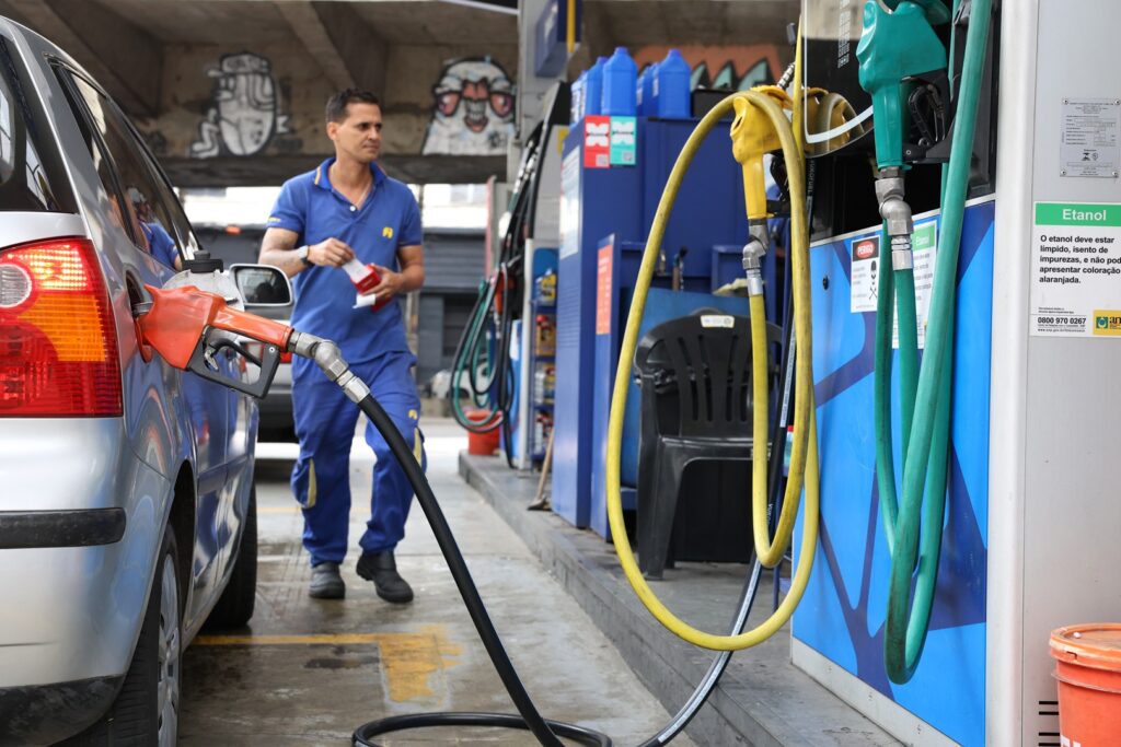 No domingo (31.mai), o governo federal prorrogou as medidas de contenção dos preços dos combustíveis até 31 de julho; na imagem, um posto de gasolina no Rio de Janeiro