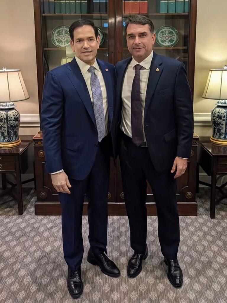 Na foto, o secretário de Estado dos EUA, Marco Rubio, ao lado de Flávio Bolsonaro, senador e candidato à Presidência