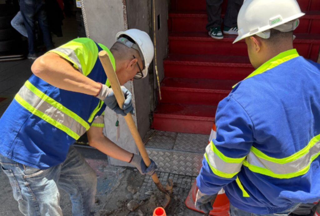 A Sabesp tem 1.200 frentes de obra em andamento; na imagem, funcionários da companhia em obra na cidade de São Paulo