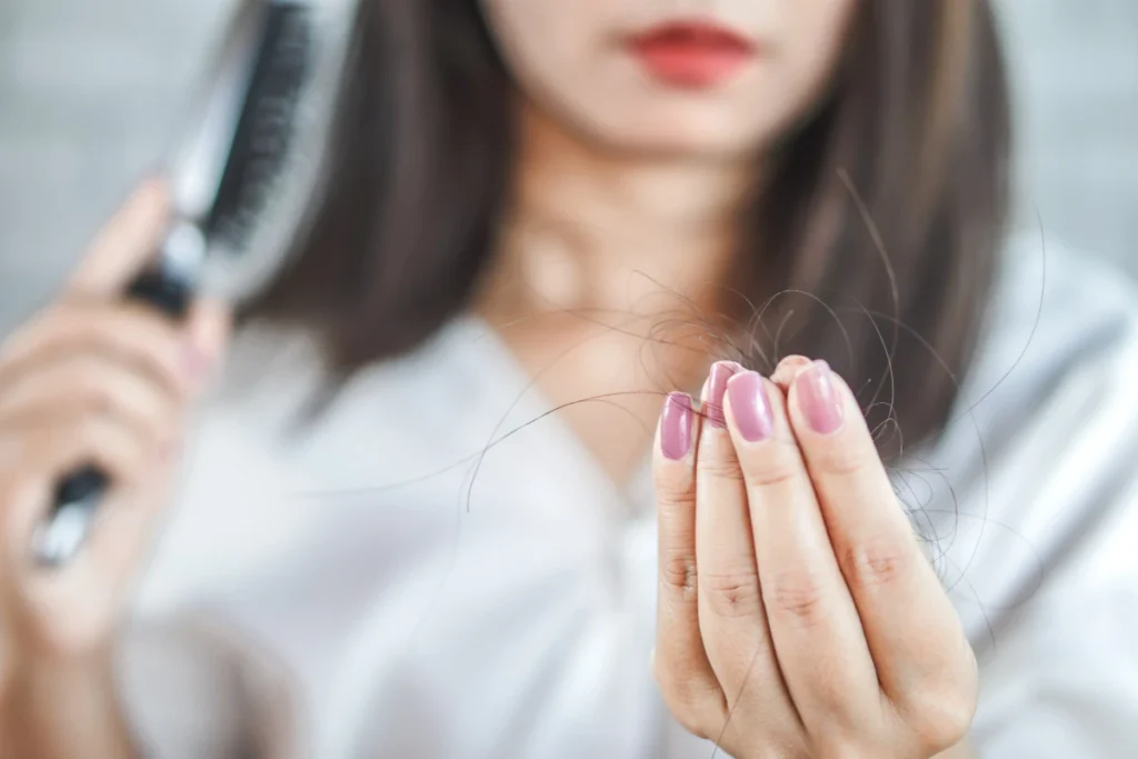Entenda por que a queda de cabelo acontece mais durante o outono