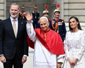 O papa Leão 14, ao centro, com o rei Felipe 6º e a rainha Letizia em frente ao Palácio Real de Madri, na Espanha, no sábado (6.jun.2026)