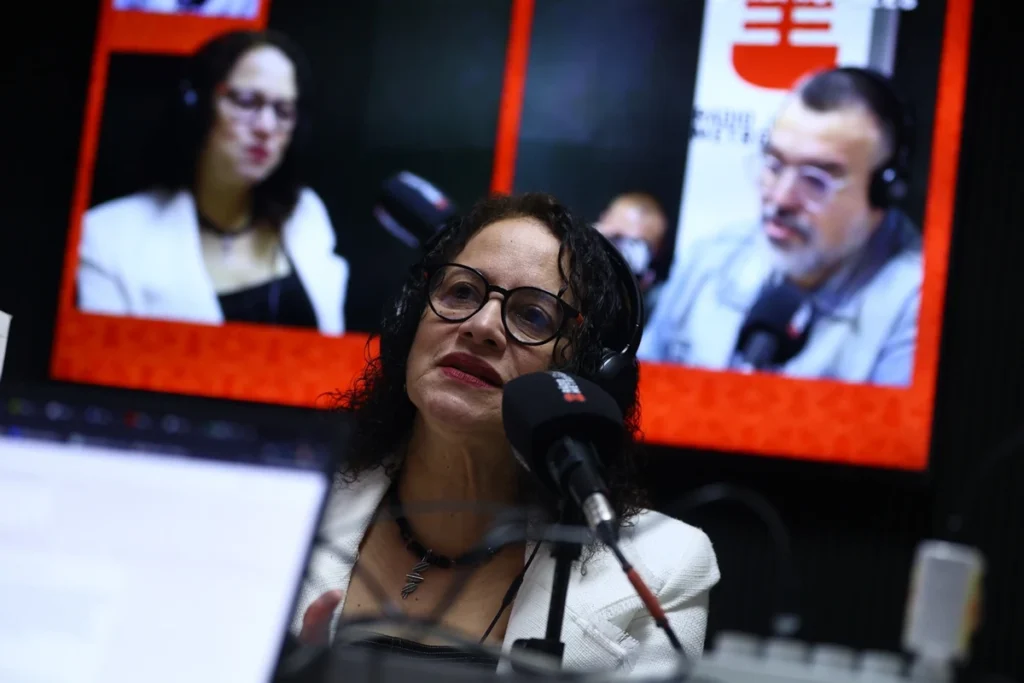 Imagem colorida da visita da ministra do MCTI, Luciana Santos - Metrópoles