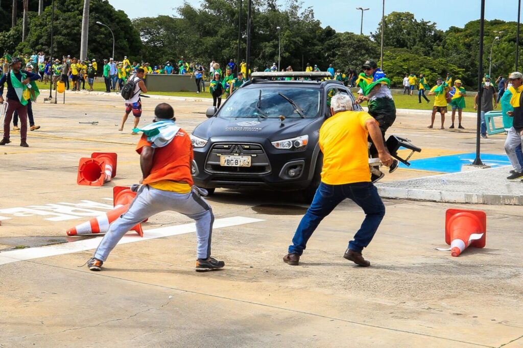 A Justiça brasileira sentenciou o motoboy por tentativa de golpe de Estado, entre outros crimes relacionados ao 8 de Janeiro; na imagem, manifestantes durante o ato extremista