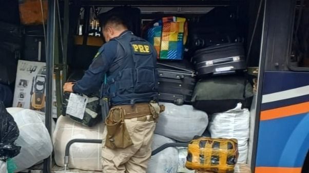 Material foi encontrado em mala pouco conservada e sem etiqueta de identificação do conteúdo • Divulgação/PRF