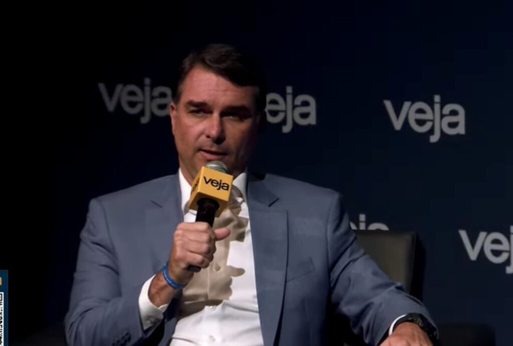 Na image, Flávio Bolsonaro durante o Veja Fórum Rumos do Brasil, em São Paulo