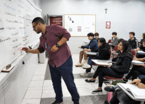Texto aprovado pelo Senado em maio muda o critério de atualização do piso; na imagem, professor em sala de aula
