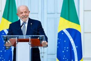 O presidente Lula fala a jornalistas na Residência da Missão Permanente do Brasil junto às Nações Unidas em Genebra (Suíça), em 17 de junho de 2026