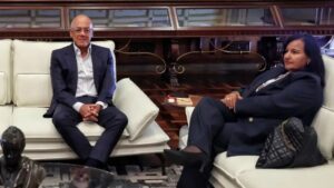 Jorge Rodríguez (esq.) e Dinorah Figuera durante reunião em Caracas; encontro abriu mesa técnica e política sobre transição democrática e reforma eleitoral