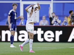 Neil El Aynaoui com a camisa rasgada em jogo Marrocos e Escócia. Foto: REUTERS/Pilar Olivares