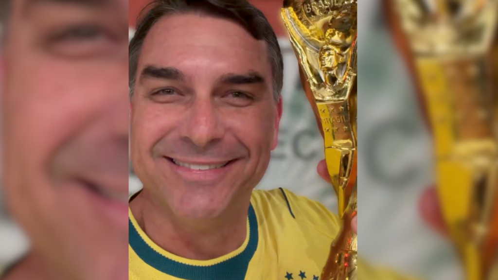 Na imagem, Flávio Bolsonaro em vídeo publicado em suas redes sociais criticando fala de Lula sobre Neymar