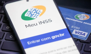 A verificação costuma ser feita por meio de cruzamento de dados oficiais, o que possibilita, à maioria dos beneficiários, não ser necessária a ida ao banco ou mesmo o acesso ao Meu