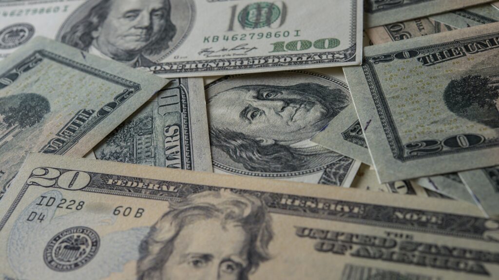 O valor da moeda americana é consequência de oferta e demanda no mercado de câmbio • Freepik