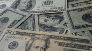 O valor da moeda americana é consequência de oferta e demanda no mercado de câmbio • Freepik