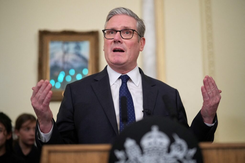 Primeiro-ministro do Reino Unido, Keir Starmer, na residência oficial de Downing Street, em Londres 16/12/2025 Alastair Grant/Pool via REUTERS