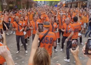 A torcida holandesa cantou a música "Magalenha" nos EUA em comemoração a vitória da seleção da Holanda