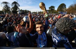 Argentinos comemoram gols de Messi e vitória da Argentina em Buenos Aires. Foto: REUTERS/Matias Baglietto