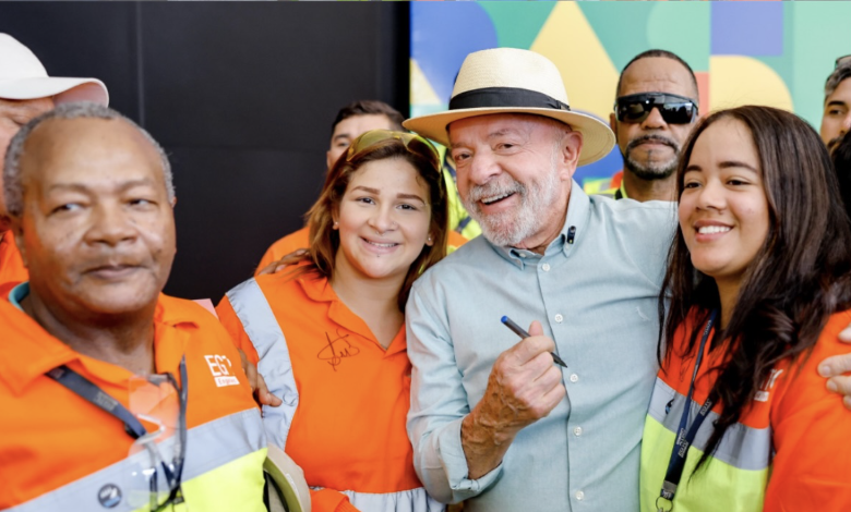 Lula (de chapéu) participou de anúncios de entregas na Nova Serra das Araras, no Rio, e depois embarcou para São Paulo