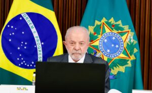 americano por meio de reuniões e relatórios escritos