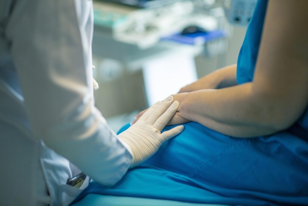 hospitalares chegam a 52,96 milhões de beneficiários em abril de 2026; na imagem, pessoa em consulta
