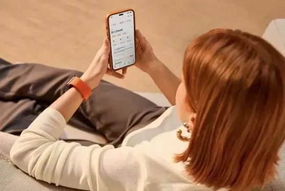 Mulher utilizando serviços financeiros do Inter pelo aplicativo de celular. • Inter