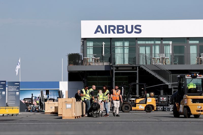 Um logotipo da Airbus é visto antes da abertura do 55º International Paris Airshow no Aeroporto de Le Bourget, perto de Paris, França, em 13 de junho de 2025. REUTERS/Benoit Tessie