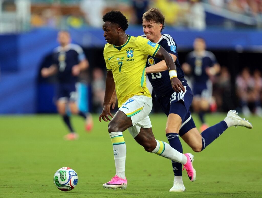 Vini Jr. e o zagueiro Jack Hendry. Foto: IMAGN IMAGES via Reuters/Sam Navarro