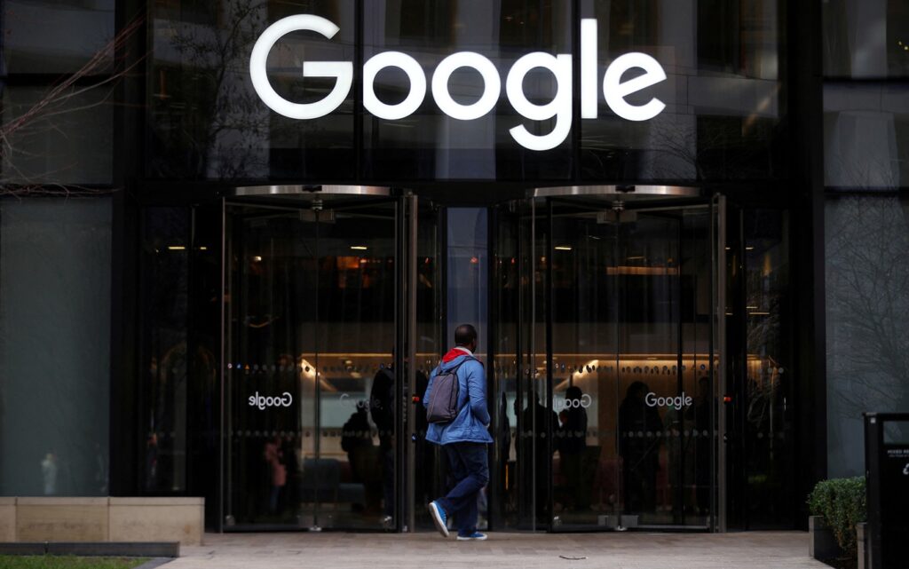 Logotipo do Google na entrada dos escritórios da empresa em Londres, Reino Unido 18 de janeiro de 2019 REUTERS/Hannah McKay