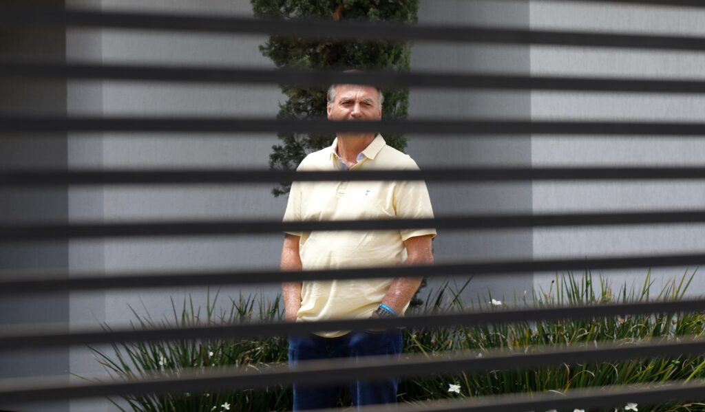 Defesa de Bolsonaro afirma que a propriedade da arma foi informada desde a primeira abordagem e que não houve tentativa de ocultar sua origem