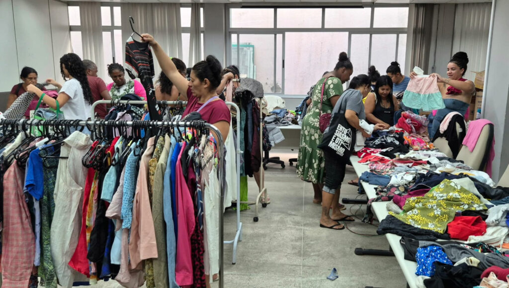 Cabide Solidário oferece roupas gratuitas em Vitória nesta quinta-feira