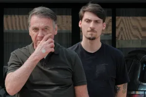 Defesa de Jair Bolsonaro refuta ligação com Alexandre Frota durante podcast