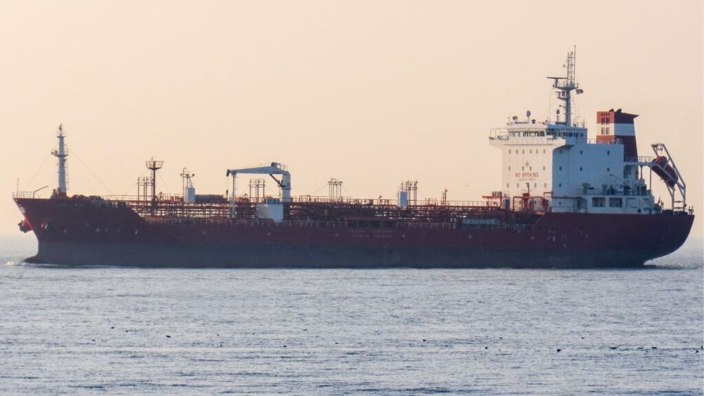 Explosão de petroleiro no estreito de Ormuz levanta preocupações sobre segurança marítima