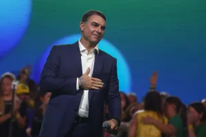 Flávio Bolsonaro critica investigações sobre Lulinha e levanta questionamentos