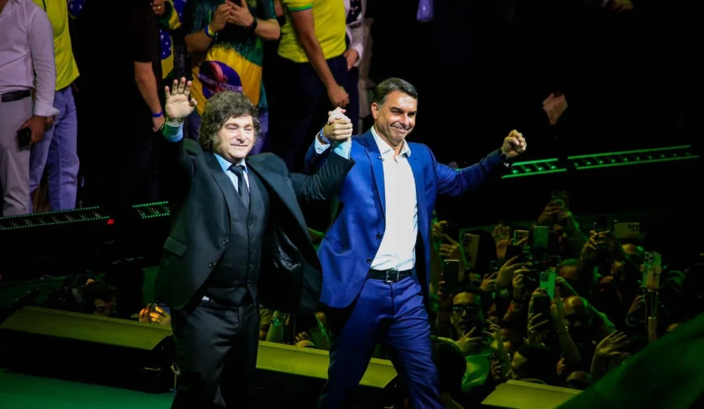 Flávio Bolsonaro se apresenta como candidato à presidência e promete honrar legado do pai
