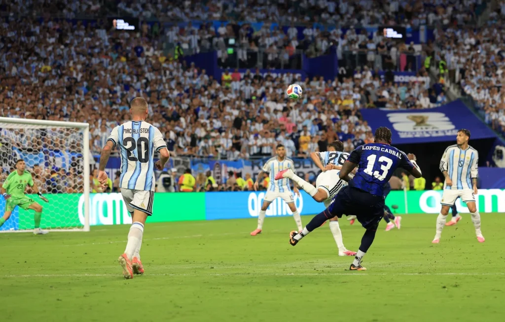 Gol de Sidny Lopes Cabral é eleito o mais bonito da Copa do Mundo
