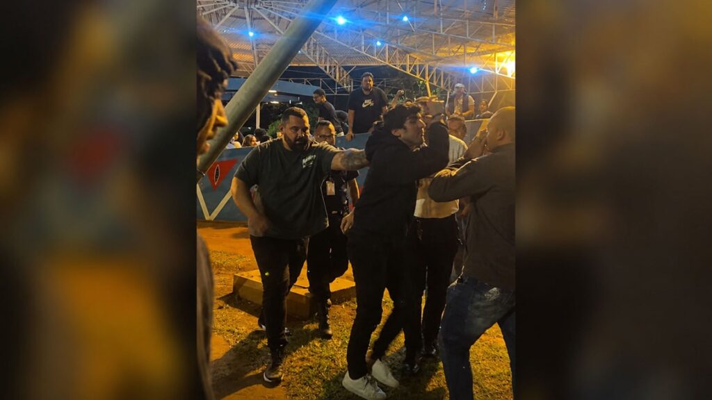 Matheus Pereira, do MBL, é empurrado durante confusão na aula magna de Fernando Haddad na Unicamp, em Campinas (SP)