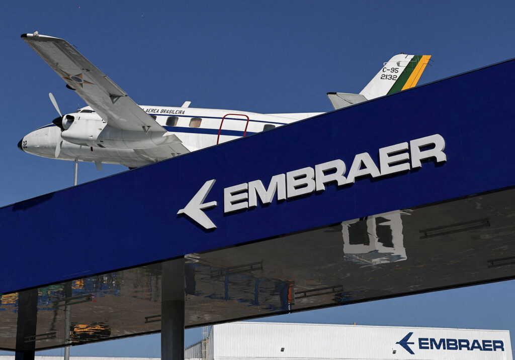 Um avião adorna o telhado da sede e fábrica de aeronaves da Embraer em São José dos Campos, Brasil, 16 de julho de 2025. REUTERS/Roosevelt Cassio/Foto de arquivo