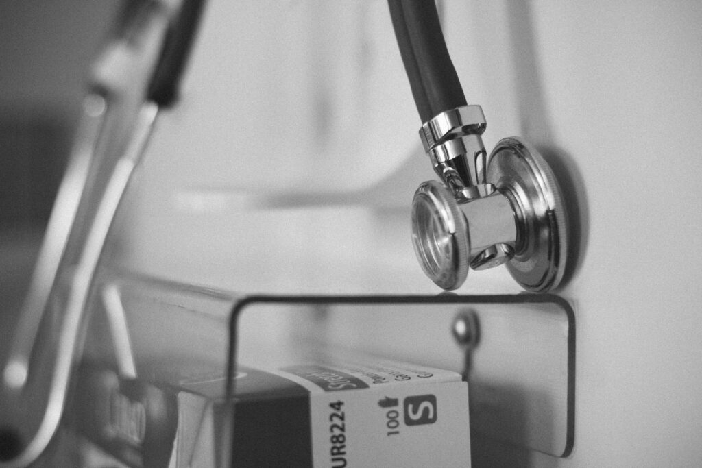 Ritmo no número de mortes por meningite é menor do que a OMS projetava; na imagem, um estetoscópio