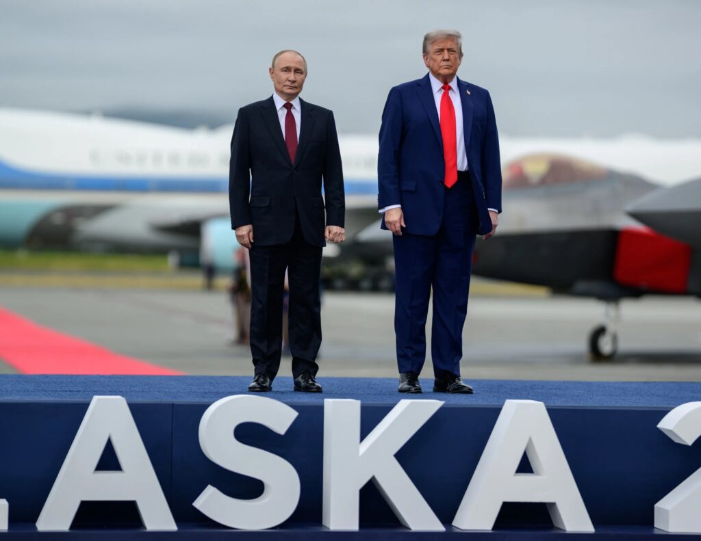 Na foto, Putin e Trump durante o encontro chamado de "em busca da paz" no Alasca em agosto de 2025