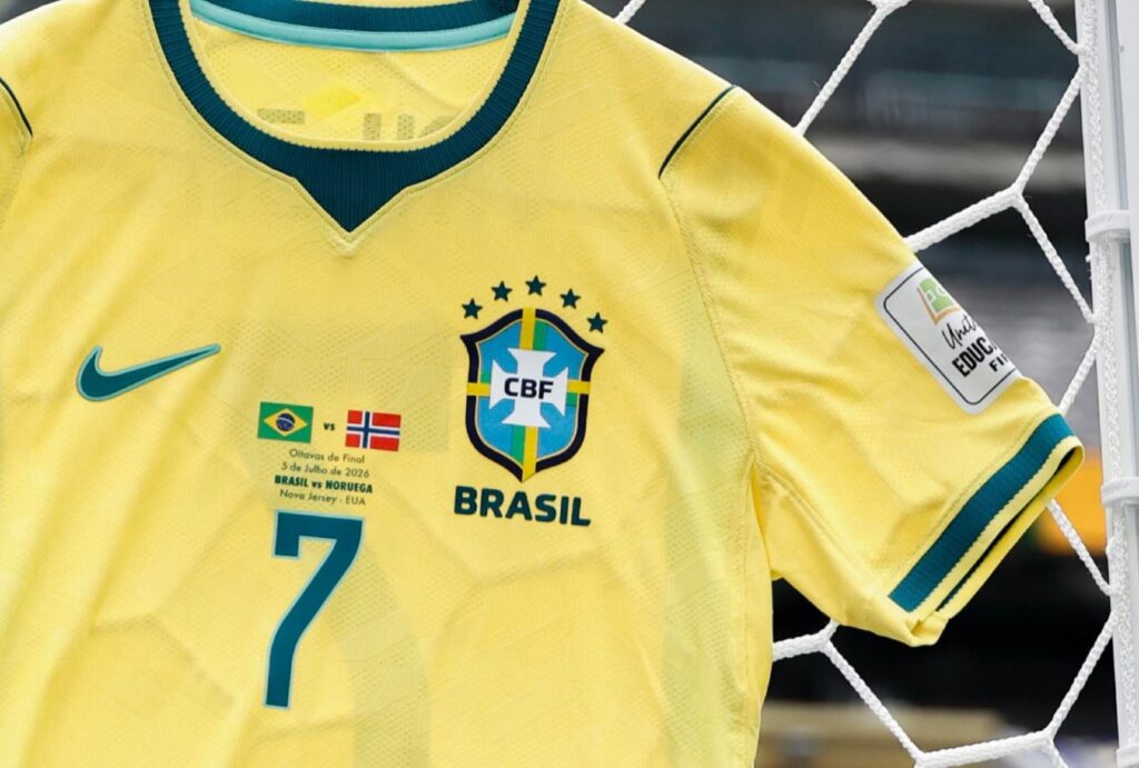 A seleção de futebol do Brasil chutou 14 vezes, mas acertou apenas 4 no alvo, aproveitamento de 28%; na imagem, a camisa da equipe brasileira de futebol