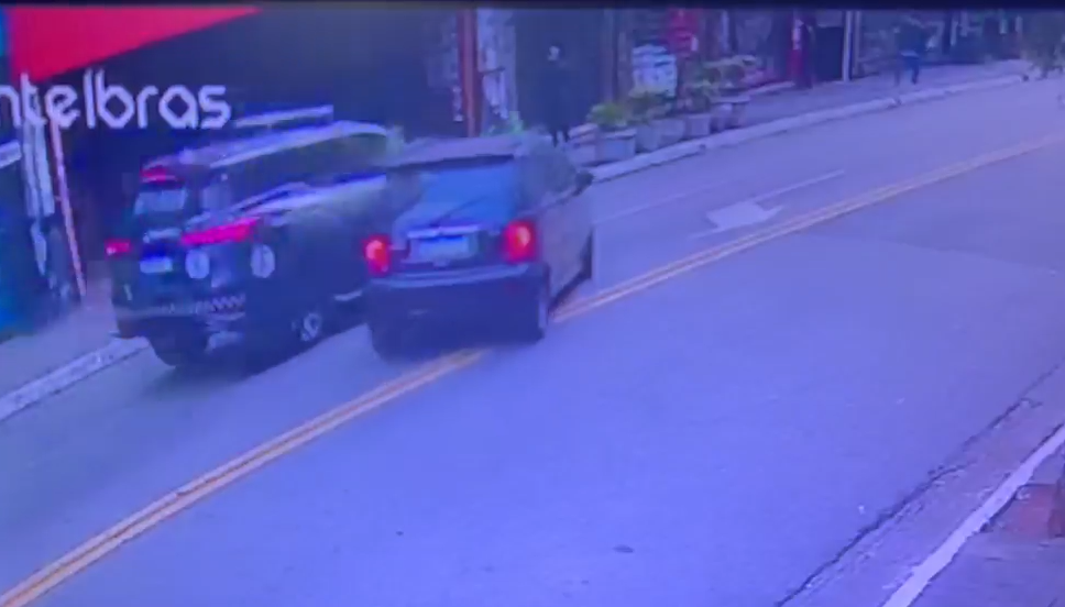 Vídeo mostra momento em que carro atinge viatura da GCM em SP • Reprodução